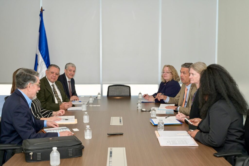 Encargada-de-Negocios-de-EE.UU_.-en-Honduras-mantiene-reunion-con-ministro-de-Energia-2-1536x1024