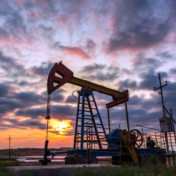 El petróleo y el Bitcoin se disparan: Guerra en Irán desata caos en los mercados mundiales