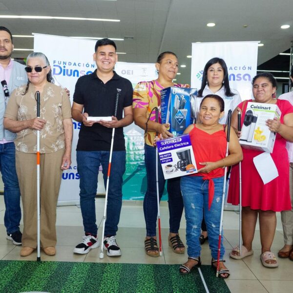 OEI Y FUNDACIÓN DIUNSA ENTREGAN KITS DE EMPRENDIMIENTO A PERSONAS CON DISCAPACIDAD VISUAL EN HONDURAS