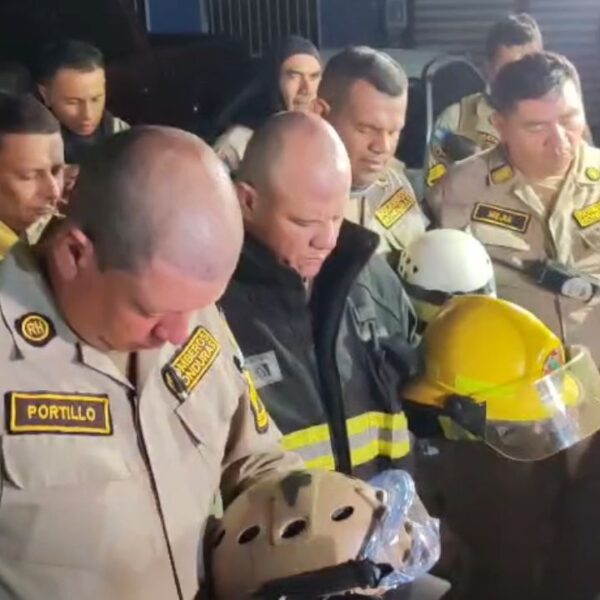 Bomberos elevan oración al culminar la dolorosa búsqueda en la colonia Loarque de Tegucigalpa.