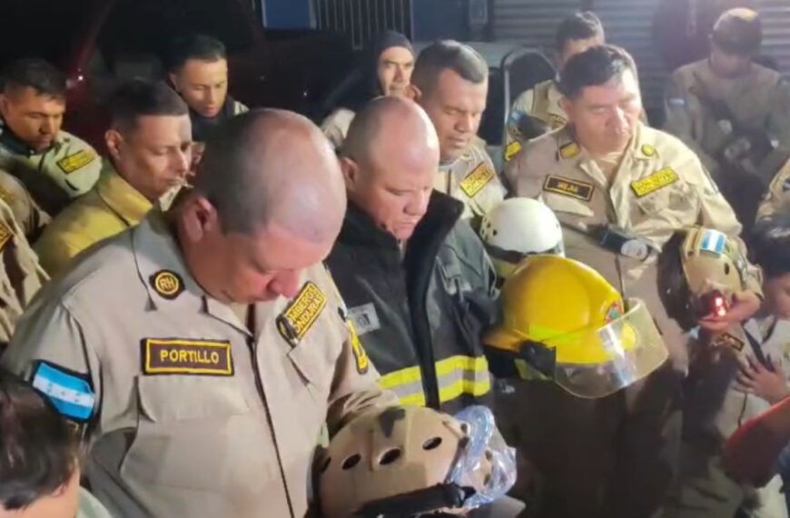 Bomberos elevan oración al culminar la dolorosa búsqueda en la colonia Loarque de Tegucigalpa.