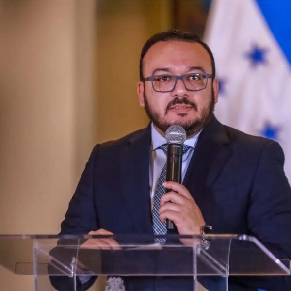 Asfura destituye a José Augusto Argueta y cambia la dirección de Comunicaciones del Gobierno