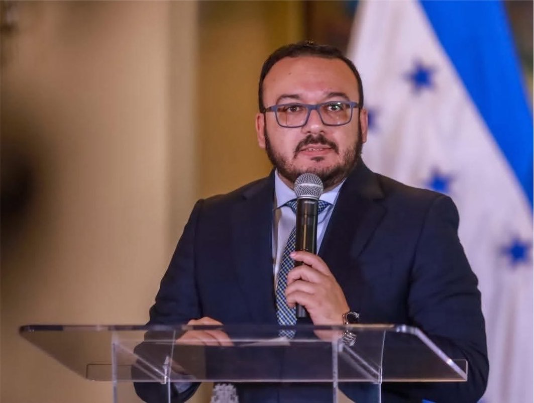 Asfura destituye a José Augusto Argueta y cambia la dirección de Comunicaciones del Gobierno