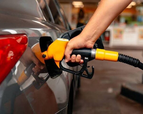 Nuevo golpe al bolsillo: combustibles suben de precio desde este lunes en Honduras