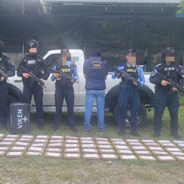 Decomisan 90 kilos de supuesta cocaína ocultos en un vehículo en Cortés