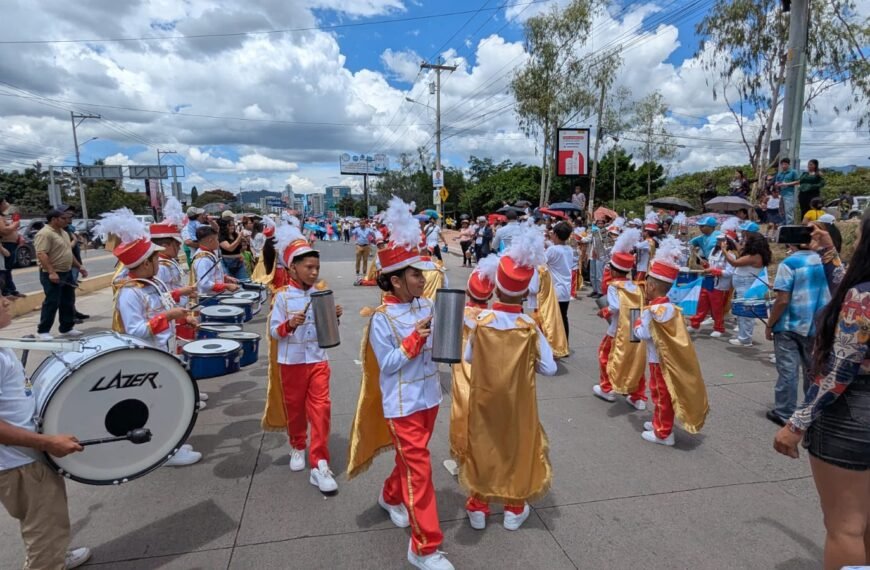 ¡Comenzaron los desfiles patrios! Niños de prebásica llenan de color las calles de Tegucigalpa