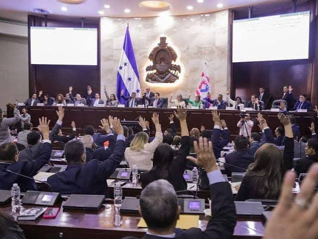 Intenso debate político tras posturas sobre la transparencia en las investigaciones del Ministerio Público